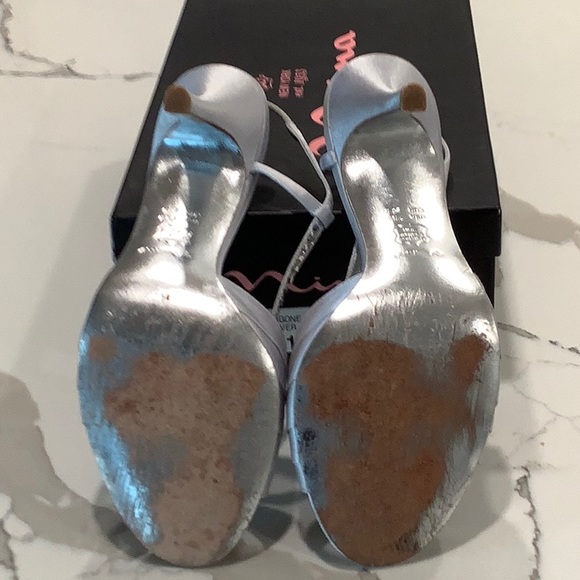 NINA SILVER FABRIC HEELS SIZE 7.5 - Picture 5 of 8